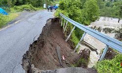 Dere taştı, 5 köyün ulaşımını sağlayan yol hasar gördü