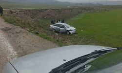 Direksiyon hakimiyetini kaybeden sürücü şarampole uçtu