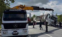Eşya yüklü tır refüje yan yattı