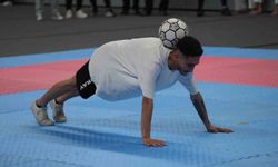 Fabrika işçisinin futbol yeteneği: Dakikalarca topu yere düşürmeden şov yaptı