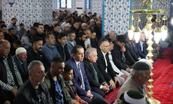Vali Taşolar Bayram Namazı Sonrası Vatandaşlarla Bayramlaştı