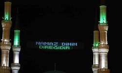 Iğdır Merkez Ulu Camii'ne dijital mahya asıldı