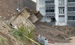 İstinat duvarı çöktü, park halindeki bir araç sürüklendi