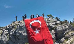 Jandarmadan 54 metrekarelik dev Türk bayrağı