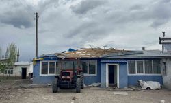 Kars'ta fırtınanın etkisiyle çatılar uçtu, güneş panelleri savruldu