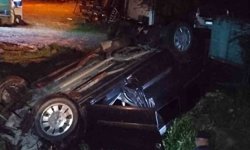 Köpeğe çarpan otomobil kanala uçtu: 2 yaralı