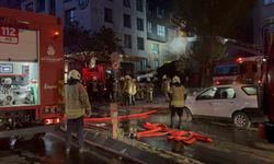 Motosiklet alev aldı, alevler 4 katlı binayı ve girişteki iş yerini sardı