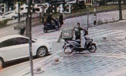 Motosikletin yayaya çarpma anı kamerada