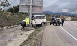 Önce otomobile sonra tabelaya çarptı: 1 ölü