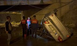 Otomobil köprüden su kanalına uçtu: 3 yaralı