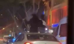 Otomobilin tavanına oturdular : 25 bin TL ceza kesildi
