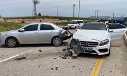 Otomobiller çarpıştı: 1'i hamile 4 yaralı