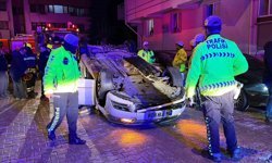 Park halindeki araçlara çarpıp takla attı: Sürücü alkolmetreye üfleyemedi