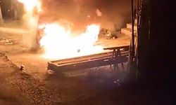 Park halindeki otomobil alev topuna dönüştü