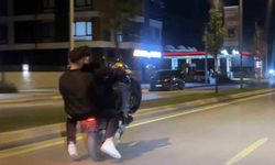 Plaka yok, kask yok: 3 kişi tek motosiklete bindi ön kaldırıp şov yaptı