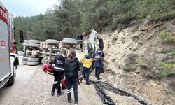 Virajı alamayan hafriyat kamyonu devrildi: 1 ölü