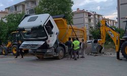 Yüklü hafriyat kamyonu damperini kaldırınca devrildi