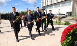 Türk ve Azerbaycanlı Yargı Mensuplarından Haydar Aliyev Büstüne Çiçek