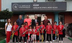 IĞDIR’DAN TÜRKİYE’YE UZANAN BAŞARI: KÜÇÜK RAKETLER VAN’DAN MADALYALARLA DÖNDÜ!