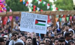 IĞDIR’DA DAMGA VURAN PANKART: “FİLİSTİN MEZUN VERMEDİ, DÜNYA SINIFTA KALDI!”