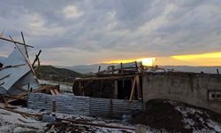 Ağrı'da dolu ve şiddetli rüzgar bir evin çatısını uçurdu