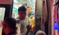 Ambulanstan fırlayıp gazeteciye böyle saldırdı