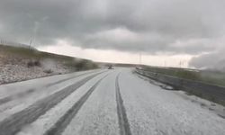 Ardahan'da dolu yağışı yolu beyaza bürüdü