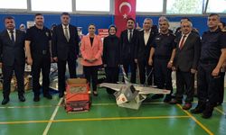 Atık malzemelerden  kostüm yaptı, büyük ilgi gördü