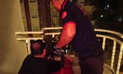 Balkon korkuluklarına kafası sıkışan küçük kızı itfaiye kurtardı