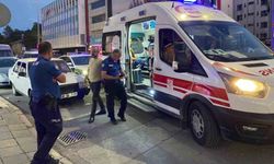 Bıçakla yaralanan genç esnafa sığındı: 1 yaralı