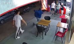Bir kadına bıçakla saldırdı, ayağı kayıp yere düştü