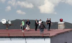 Çatıya çıkan genci, belediye başkanı ve polis ekipleri ikna etti