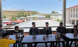 Digor Kaymakamı Ahmed Tayyib Kahraman'dan minik tiyatroculara anlamlı destek