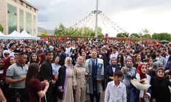Iğdır Üniversitesi Mezuniyet Töreninde Büyük Coşku