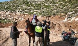 Kalp krizi geçiren kadın, katır sırtında sağlık ekiplerine ulaştırıldı
