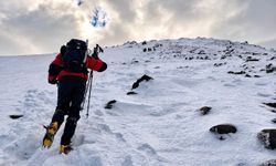 Kar ve tipiye rağmen Ağrı Dağı'na tırmanan dağcılar, tırmanışı kayıp dağcıya adadı