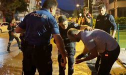 Kızını rahatsız eden gencin kulağını kesti: Genci kurtaran polis elinden yaralandı