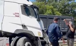 Ön lastiği patlayan tır refüje girdi