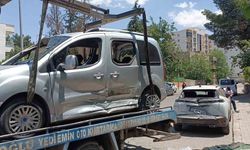 Otomobil ile hafif ticari araç çarpıştı: 1 yaralı