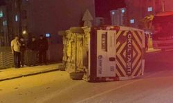 Otomobilin çarptığı işçi servisi yan yattı: 7 kişi yaralandı