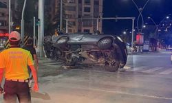 Otomobille çarpışan araç yan yattı: 11 yaralı