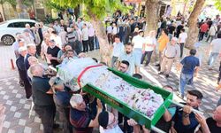 Park halindeki otomobilde ölü bulunan genç kız toprağa verildi