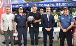Salihli'de motosiklet sürücülerine kask dağıtıldı