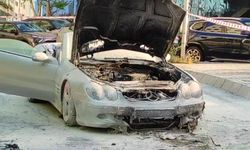 Seyir halindeki lüks otomobil yanarak kullanılamaz hale geldi