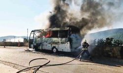 Seyir halindeki servis minibüsü alev alev yandı