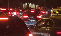 Trafik kurallarını hiçe sayarak camdan sarkan genç polis denetimine takıldı