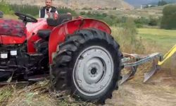 Traktör kanala uçtu, sürücü son anda kurtuldu
