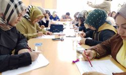 Veliler sınav sıralarına çocukları için oturdu