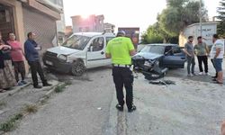 2 Araç kafa kafaya çarpıştı, faciadan dönüldü