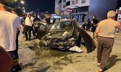 Iğdır'da Gece Yarısı Feci Kaza: Otomobil Orta Refüjdeki Aydınlatma Direğine Çarptı